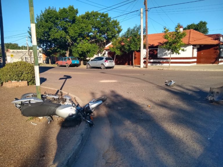 Choque en barrio El Molino: Un joven motociclista fue hospitalizado