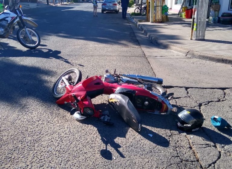 Choque entre un auto y una moto en calle 2 y 7: Una joven fue hospitalizada