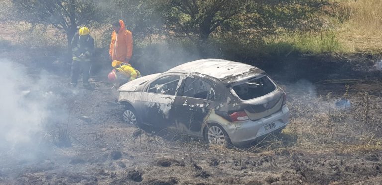 Despiste e incendio de un auto en plena ruta a unos 3 kilómetros de Macachín
