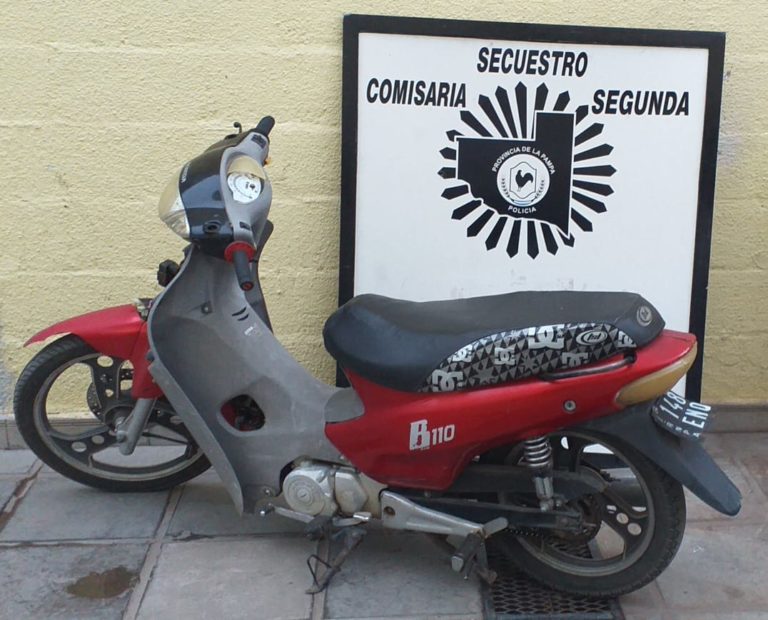 La policía recuperó una moto en barrio Ranqueles y demoró a una menor de edad que sería la autora del robo