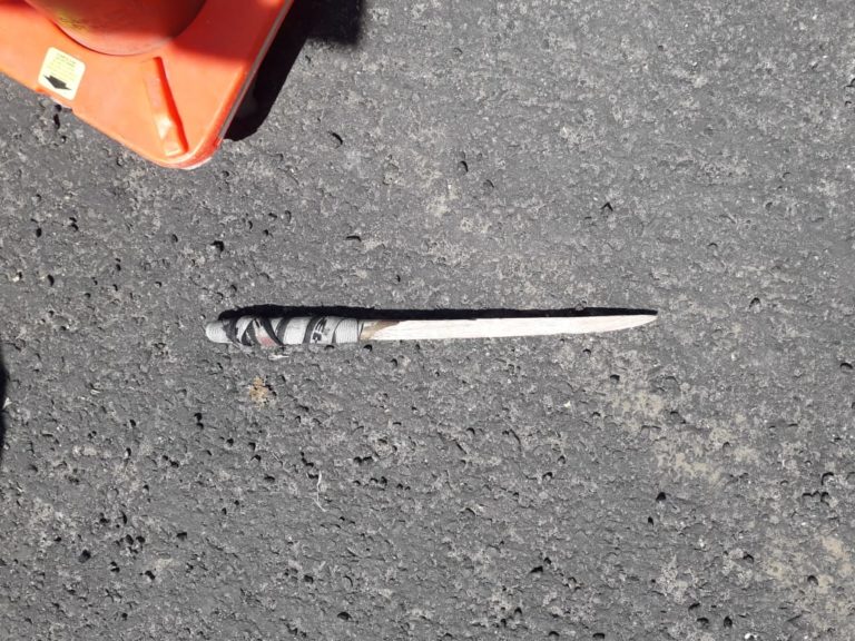 Una mujer atacó a operarios con un palo “tumbero” y escombros en barrio Este: La Policía demoró a dos personas