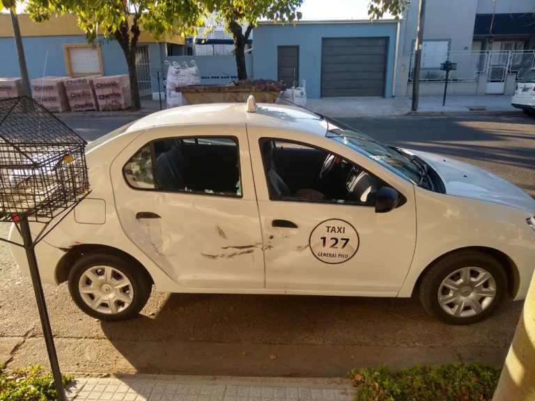 Fuerte choque entre un remis y una motocicleta en calle 22 y 101: Un joven fue trasladado al Hospital