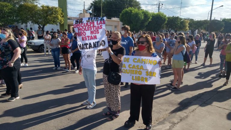Caleufú se movilizó para apoyar a la docente amenazada de muerte: “Agradezco a cada uno de ustedes” indicó Romina Regis