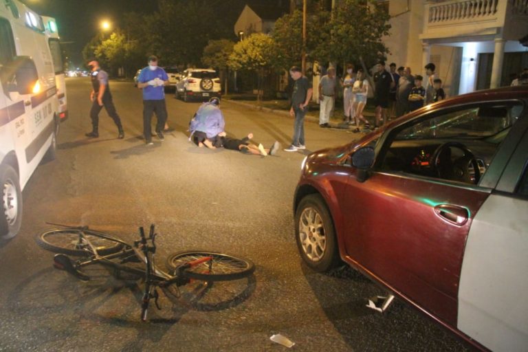 Choque entre auto y bicicleta en calle 2 y 103: Joven ciclista golpeó fuertemente contra el parabrisas y terminó hospitalizado