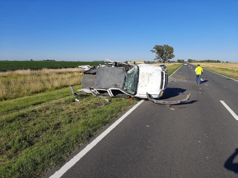 Una camioneta con tres ocupantes volcó en Ruta 5 entre Lonquimay y Catriló