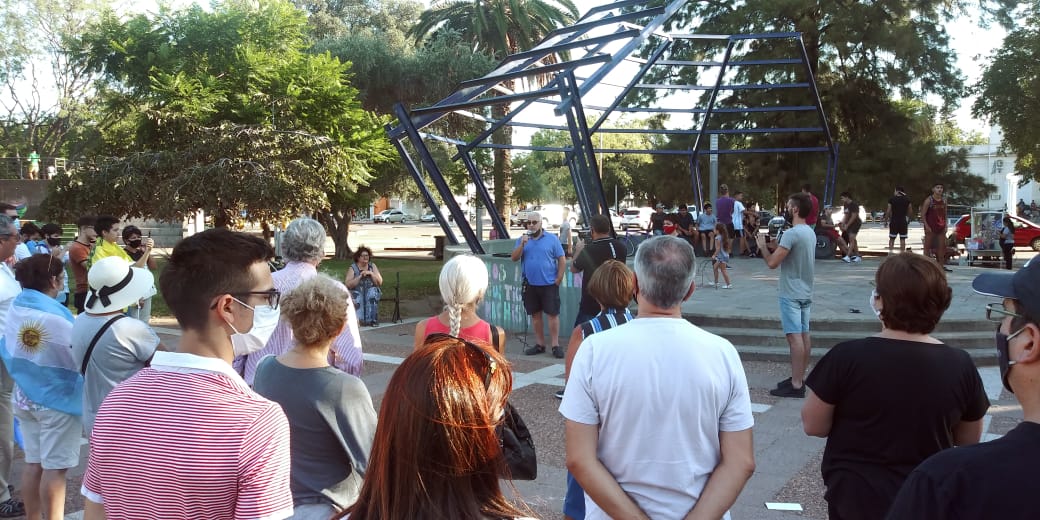 En la plaza San Martín se convocaron en repudio al “vacunatorio VIP”
