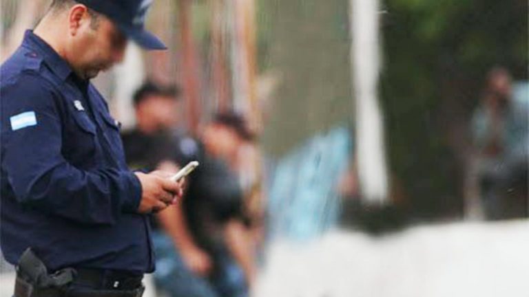Córdoba le prohibió a sus policías usar celulares y redes sociales