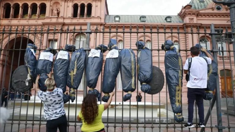 El Gobierno de La Pampa repudió las “bolsas mortuorias” frente a Casa Rosada: “Fue un acto de odio”