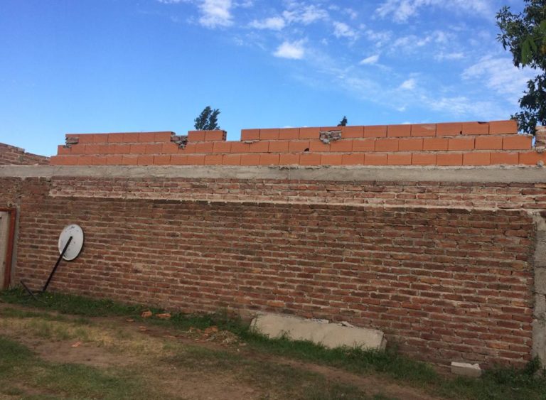 El fuerte viento desatado anoche voló el techo completo de un garaje en una casa del barrio Carlos Berg