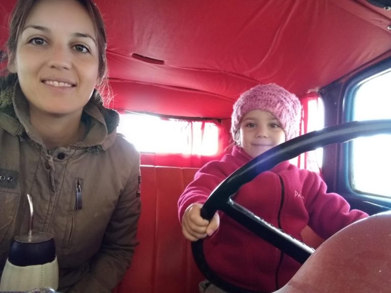 HISTORIAS DE VIDA: Es veterinaria, estudió en La Pampa y recorre el campo acompañada de su pequeña hija Victoria