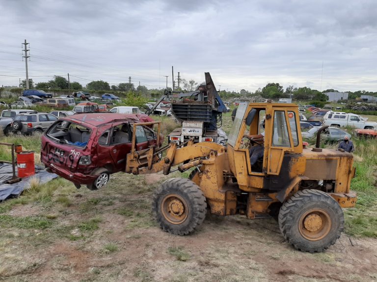 Empezó la compactación de vehículos en Santa Rosa: Se estima que en total habrá entre 250 y 270 toneladas compactadas