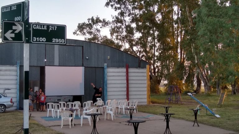 Cine al aire libre en sede de cooperativa “La comunitaria”