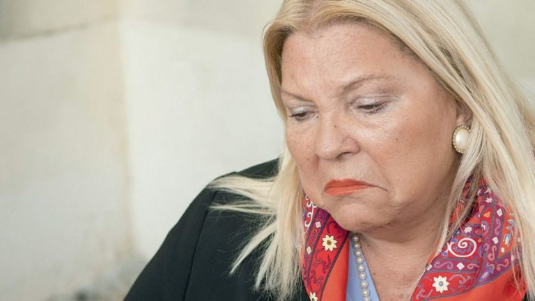 Luego de rechazar la Sputnik V, Elisa Carrió se vacunó con AstraZeneca: “Putin es un dictador, cumplí con mis principios”
