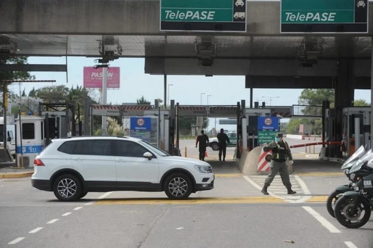 Video: quiso pasar sin pagar en el peaje de la Panamericana y un policía lo detuvo a garrotazos