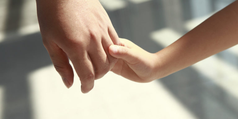 Derecho a la identidad: Disponen que dos niñas adoptadas mantengan el apellido del padre biológico