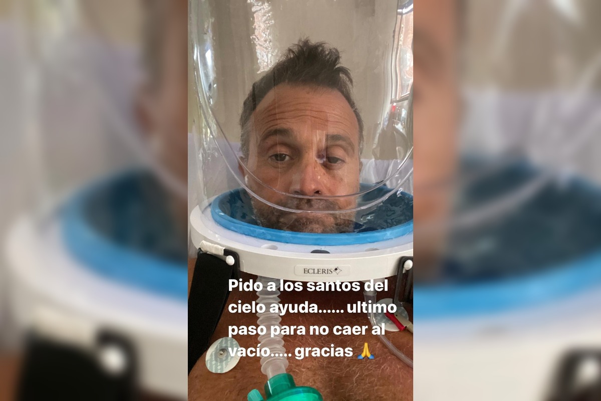 La selfie de Sergio Lapegüe en terapia intensiva, con casco de oxígeno: “Último paso para no caer al vacío”