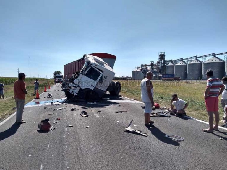 Choque de camiones en Ruta 33: Camionero procedente de La Pampa rompió una cubierta, se detuvo y fue colisionado desde atrás