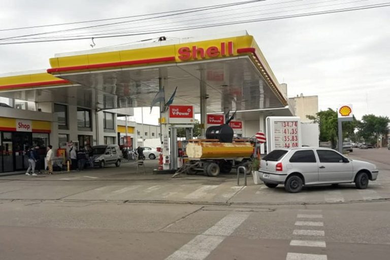 Disparo en la estación de servicio: Se realizó un allanamiento y se secuestró una motocicleta pero todavía no se halló el arma en cuestión