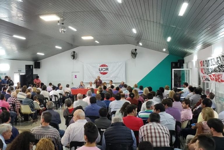 La Unión Cívica Radical pidió esclarecer la situación de los funcionarios vacunados en la provincia de La Pampa