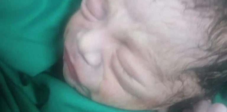 Un bebé fue abandonado en una bolsa de basura en Lanús y fue rescatado por vecinos