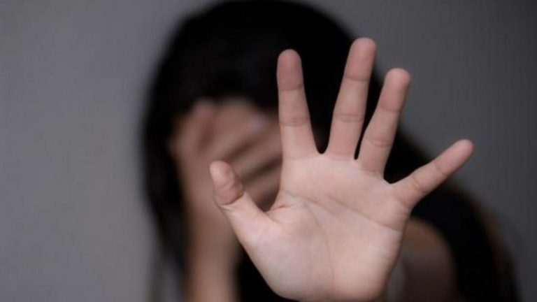 Condenan a dos padres por golpear a sus hijos tras la intervención de las escuelas