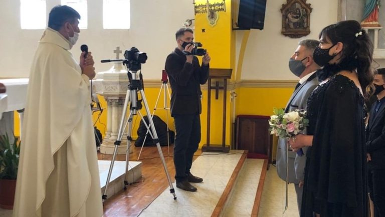 Un varón cis y una mujer trans se casaron por iglesia en Tierra del Fuego