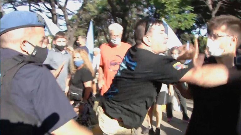 Denunciaron a los sindicalistas que golpearon a manifestantes durante la protesta por las vacunas VIP en Olivos