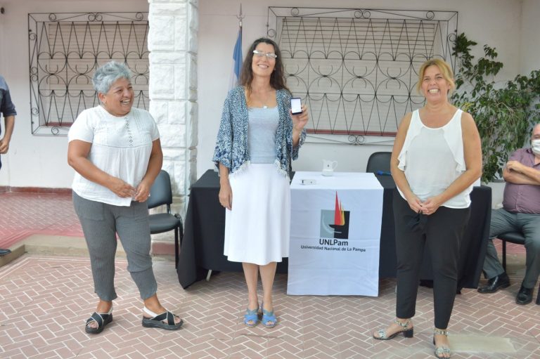 Emotivo acto de entrega de medallas en reconocimiento a los 25 años de servicio de docentes y no docentes en la UNLPam