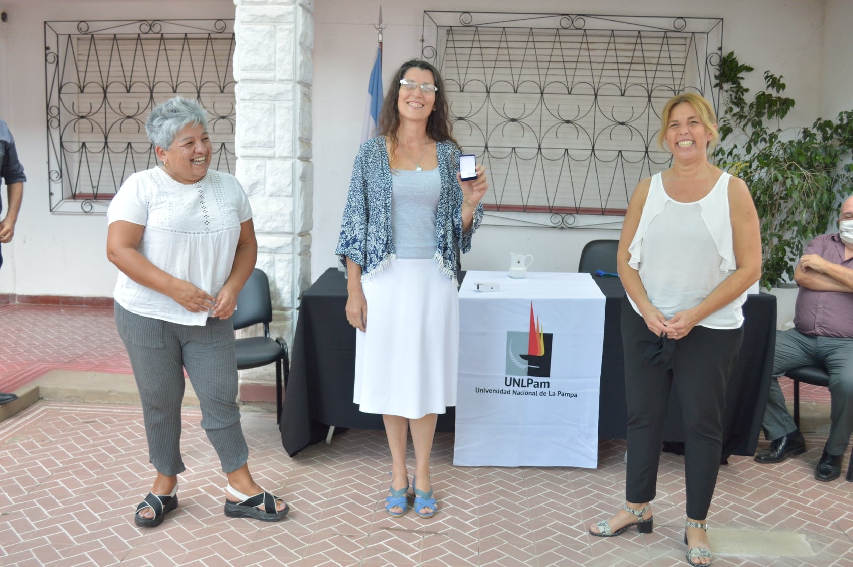 Emotivo acto de entrega de medallas en reconocimiento a los 25 años de servicio de docentes y no docentes en la UNLPam