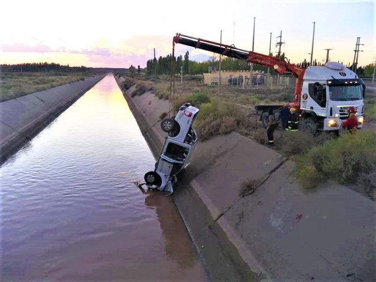 Tragedia en 25 de Mayo: una mujer murió luego de que la camioneta en que se desplazaba cayera a un canal
