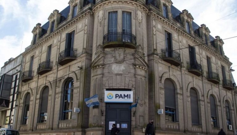 Denuncian al PAMI por perder 300 vacunas contra el coronavirus en Azul: se olvidaron la caja arriba del refrigerador
