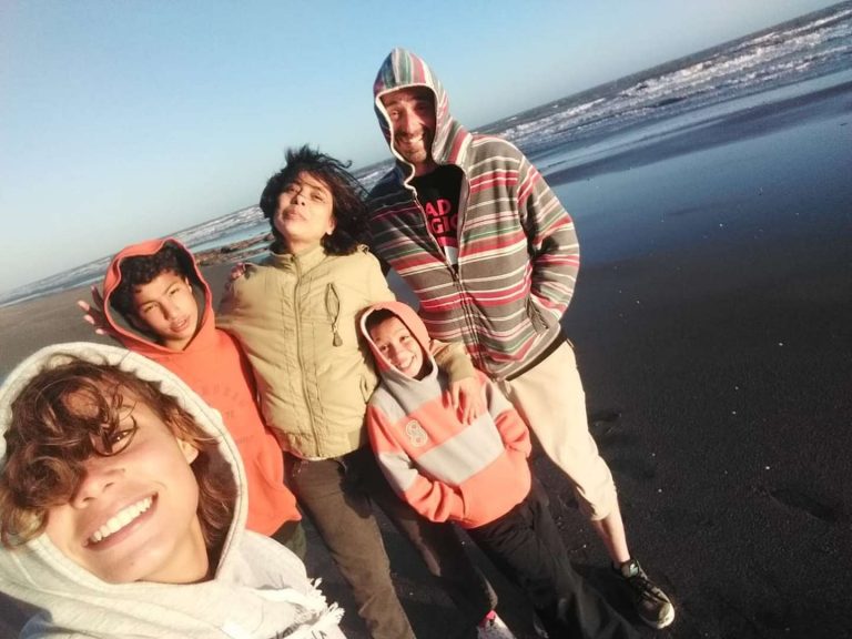 De profesora a mamá: se enteró de que su alumna de 16 años había vuelto al hogar de menores y decidió adoptarla