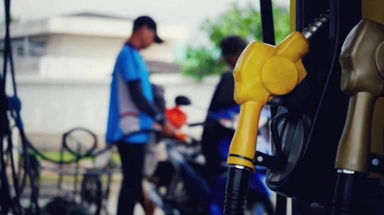 Los combustibles subirían este fin de semana en torno al 3% y se negocian aumentos escalonados hasta mayo