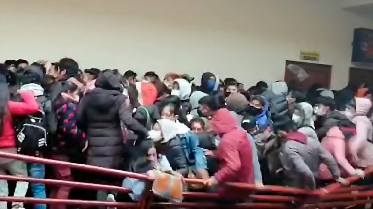 Bolivia: cedió una baranda en una universidad y murieron al menos siete estudiantes
