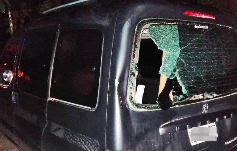Madrugada accidentada: dos jóvenes fueron hospitalizados al chocar con una moto una camioneta estacionada