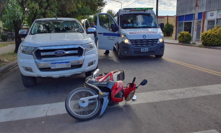 Motociclista fue chocado de atrás cuando estaba parado en el semáforo de calle 9 y 112