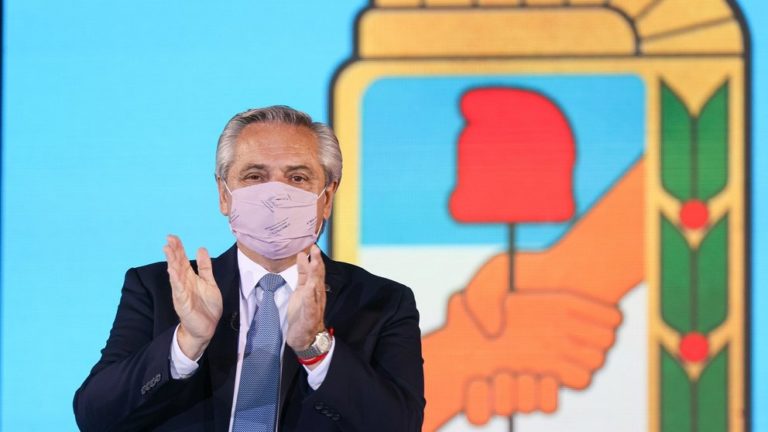 Alberto Fernández: “Estamos vacunando a todos los argentinos mientras los otros se levantan de la cama, hacen Zoom y nos critican”