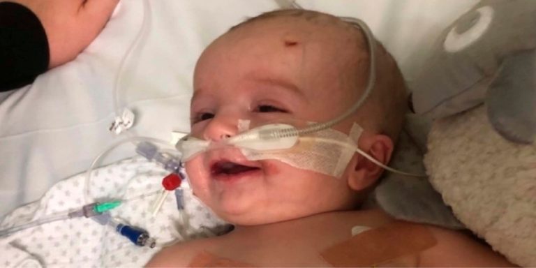 Viral: un bebé despierta con una sonrisa después de haber estado en coma