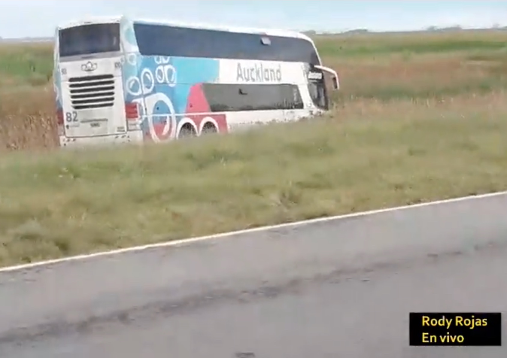El accidente que pudo ser fatal: Un camión de General Pico perdió una rueda en plena ruta y un colectivo de larga distancia que venía detrás debió arrojarse a la banquina para evitar el vuelco