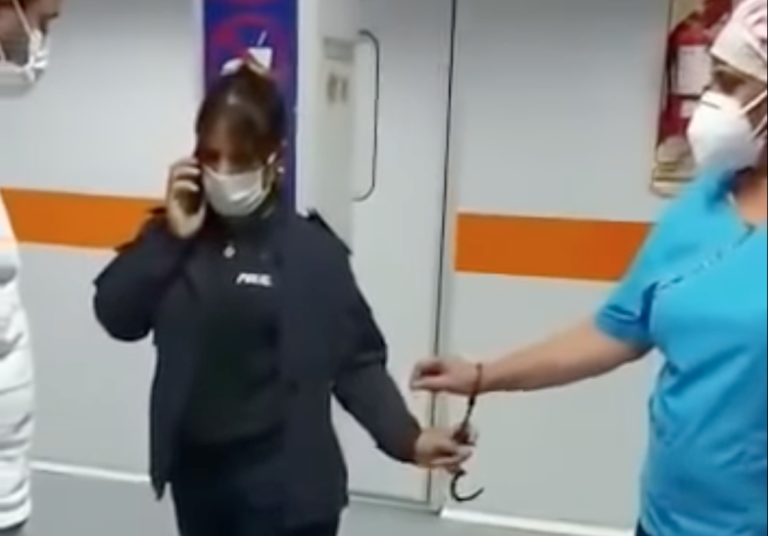 Denuncian que esposaron a una enfermera por atender una emergencia en lugar de extraerle sangre a un preso en Longchamps