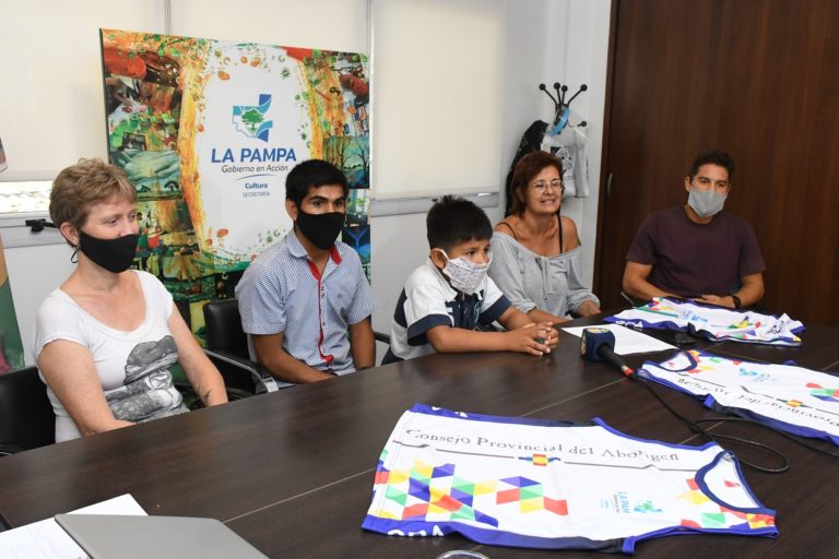 Maratón “A Pampa Traviesa”: entregaron indumentaria deportiva para atletas de comunidades aborígenes