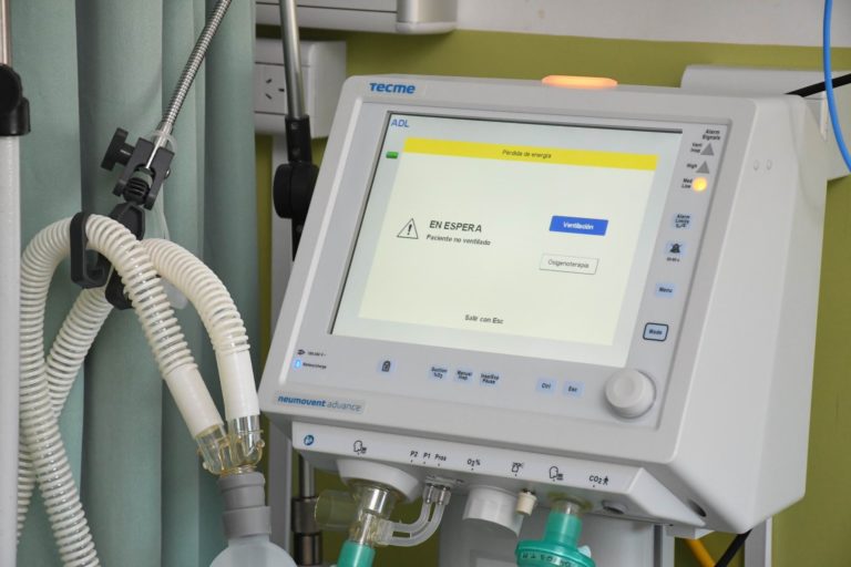 El Hospital Lucio Molas recibió 8 monitores y 7 respiradores con características especiales para su central de monitoreo
