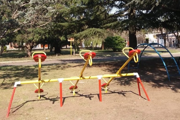 Espacios verdes en General Pico: Se colocaron 700 árboles y se invertirán $ 8.000.000 en juegos infantiles y máquinas de actividad física