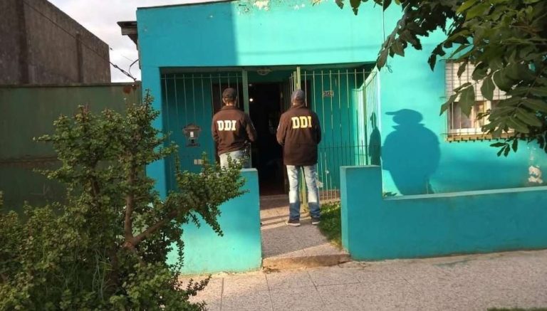 Mar del Plata: una mujer le dio un cigarrillo a su beba de dos años y la filmó mientras fumaba