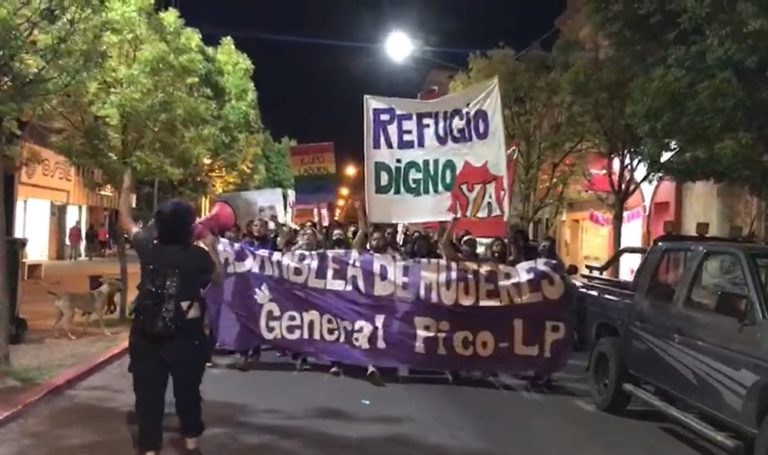 Agrupaciones de mujeres se convocaron en Plaza San Martín y marcharon por el centro de la ciudad