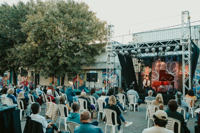 El reconocido pianista Nicolás Ledesma brindó una master class y tocó en vivo durante su vuelta a General Pico