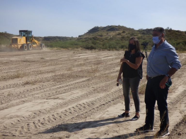 Nivelan el terreno para construir el Hospital “Nivel 4” en La Adela