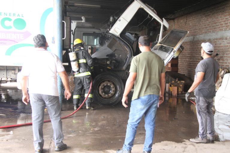 Se prendió fuego la cabina de un camión de recolección y los empleados municipales lograron sofocarlo
