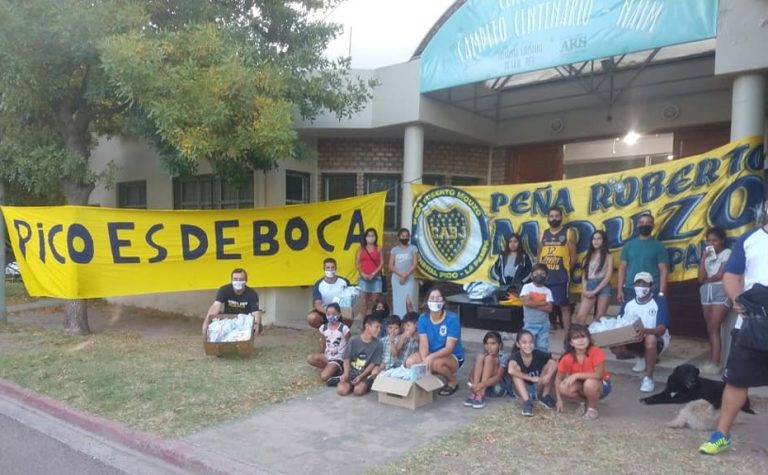 La peña boquense “Roberto Mouzo” entregó kit escolares a los niños que asisten al campito Centenario