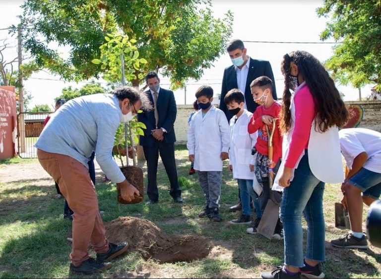 Plantaron un árbol durante la visita de Fernando Pérez, hijo y hermano de víctimas pampeanas del terrorismo de Estado